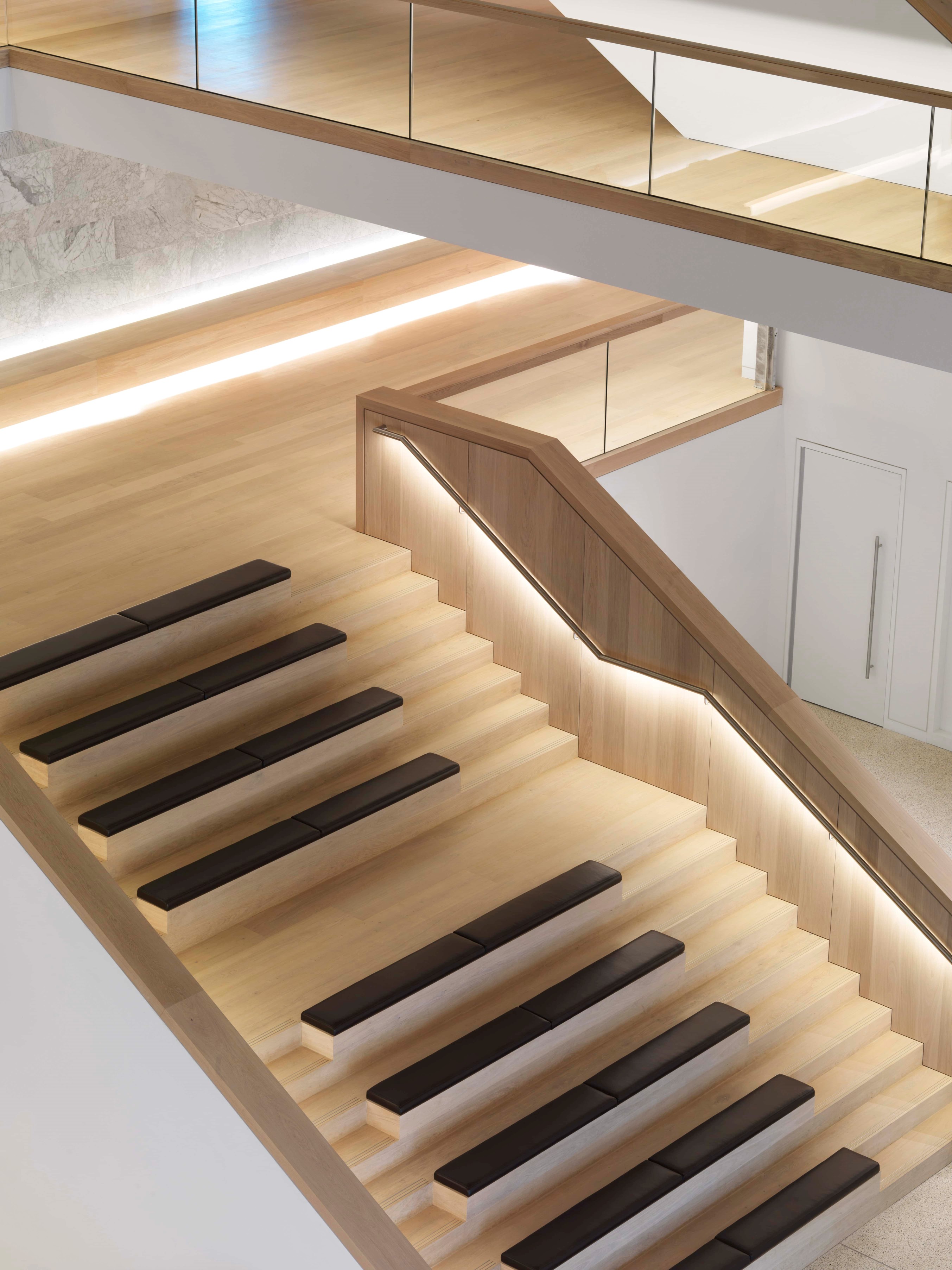 oak-flooring-grandoak_light-oil-laquer_the-design-museum_stairs_dinesen.jpg