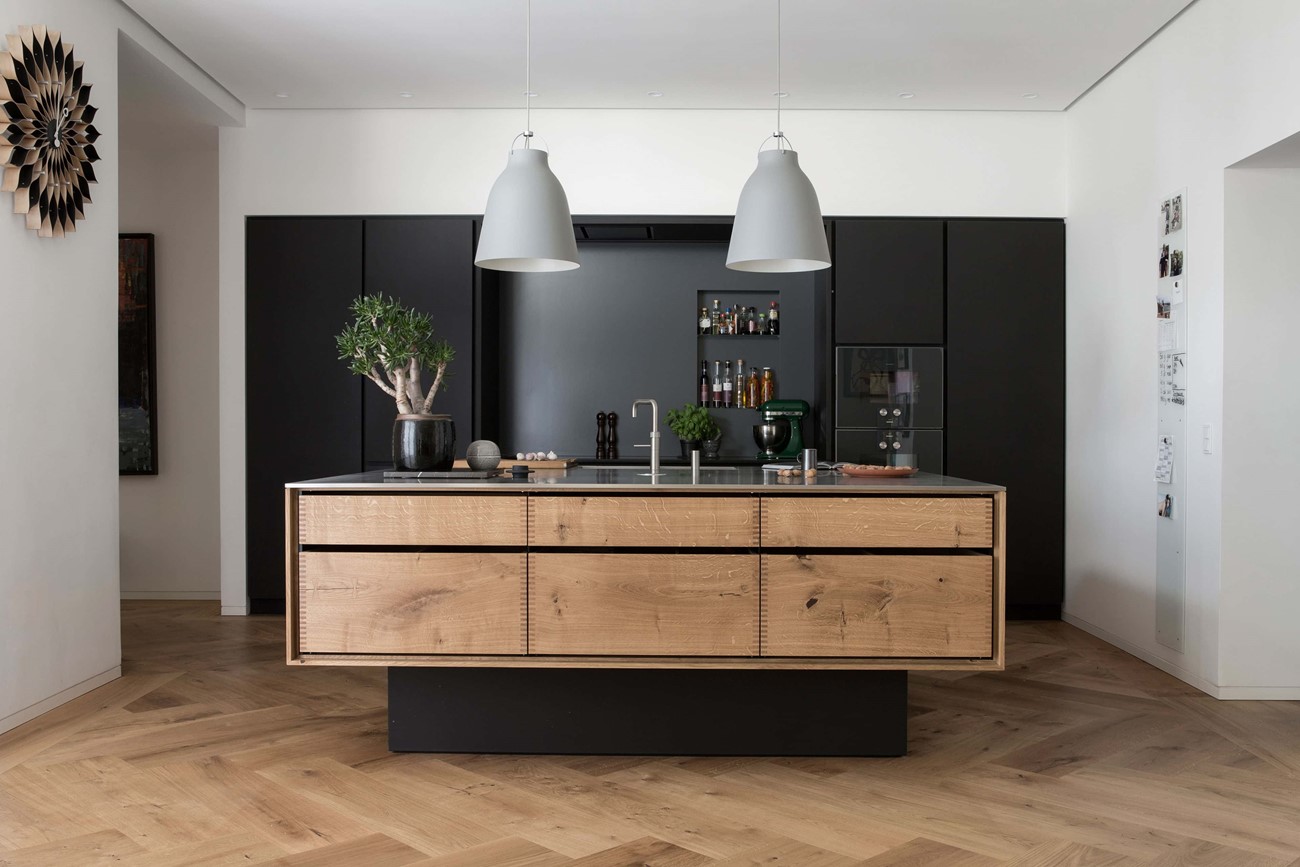 oak-herringbone-flooring_natural-oil-garde-hvalsoe-apartment_kitchen_dinesen.jpg