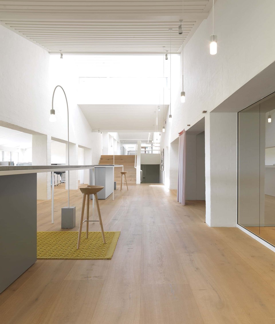 oak-planks-heartoak_treatment-light-oil_kvadrat-hq_hallway_dinesen.jpg