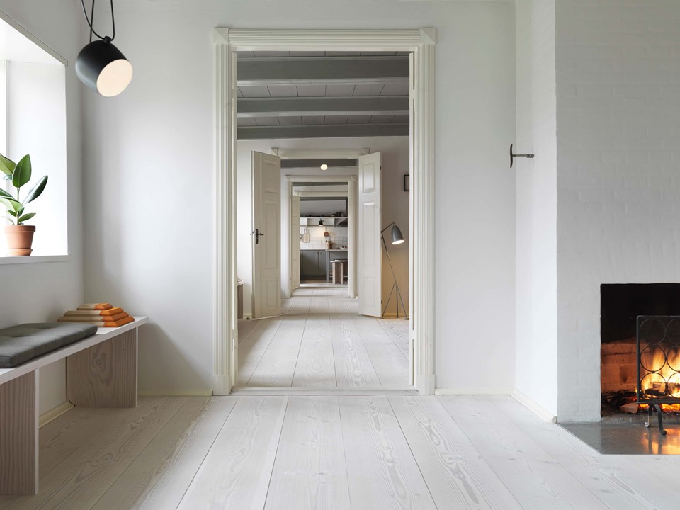 douglas-fir-floor_lye-white-soap-underfloor-heating_hallway_dinesen-country-home_02.jpg