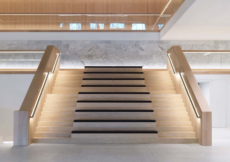 oak-flooring-grandoak_light-oil-laquer_the-design-museum_staircase_dinesen_02.jpg