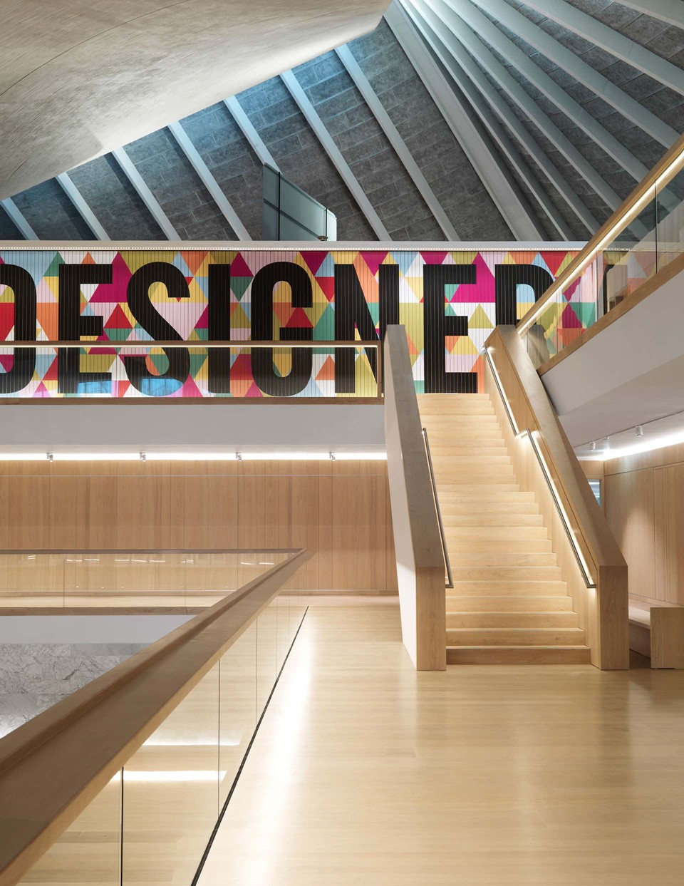 oak-flooring-grandoak_light-oil-laquer_the-design-museum_stairs_dinesen_08.jpg