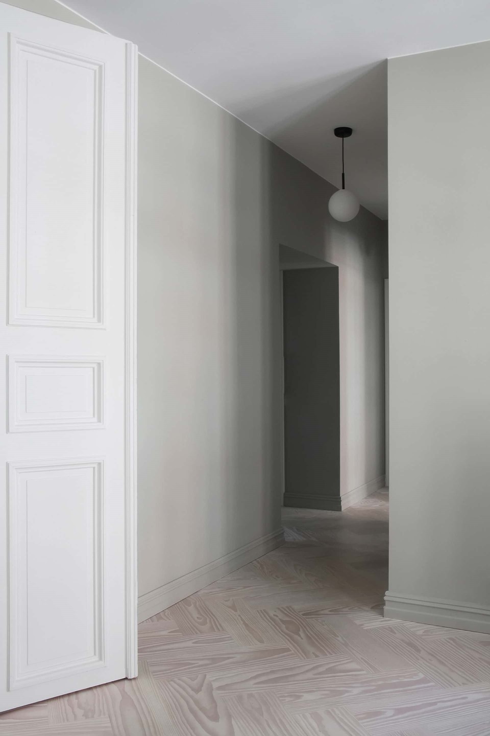 douglas-flooring-herringbone_lye-white-oil_elisabeth-heier_hallway_dinesen_03.jpg
