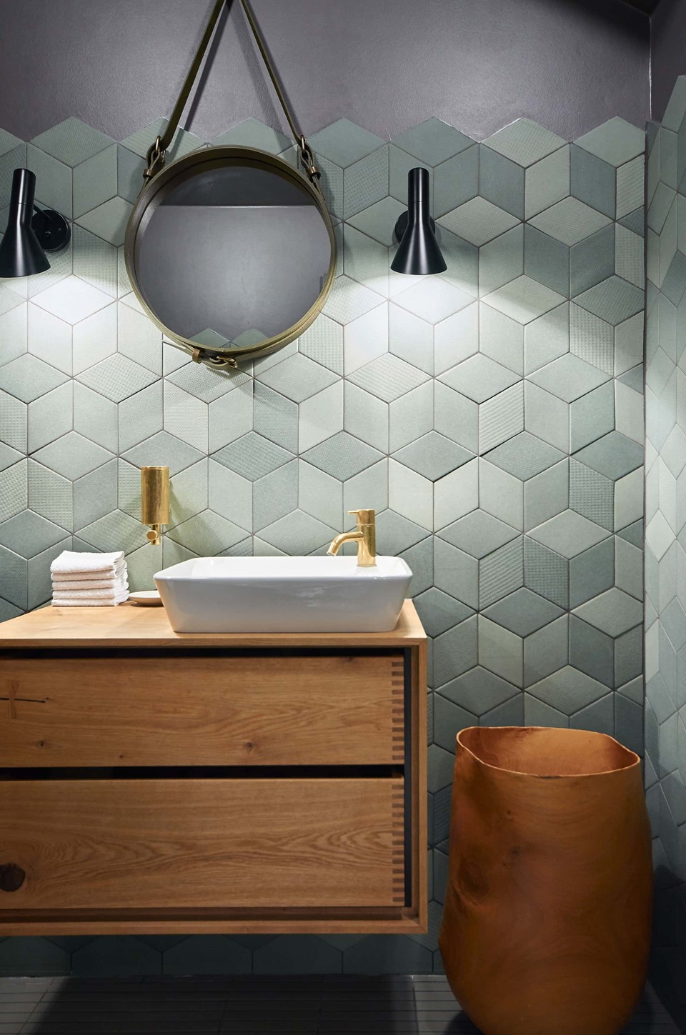 herringbone-douglas-dark-flooring_antracite-grey-oil_kadeau-restaurant-copenhagen_bathroom_dinesen_01.jpg
