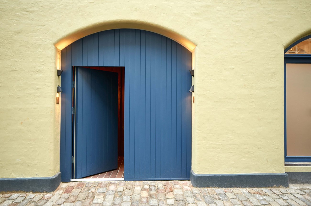 herringbone-douglas-dark-flooring_antracite-grey-oil_kadeau-restaurant-copenhagen_entrance_dinesen_08.jpg