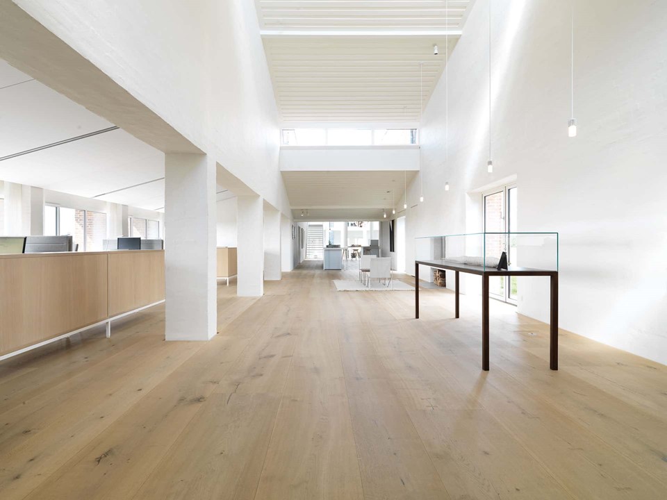 1920_heartoak-flooring-oak_light-oil_kvadrat_office_dinesen.jpg