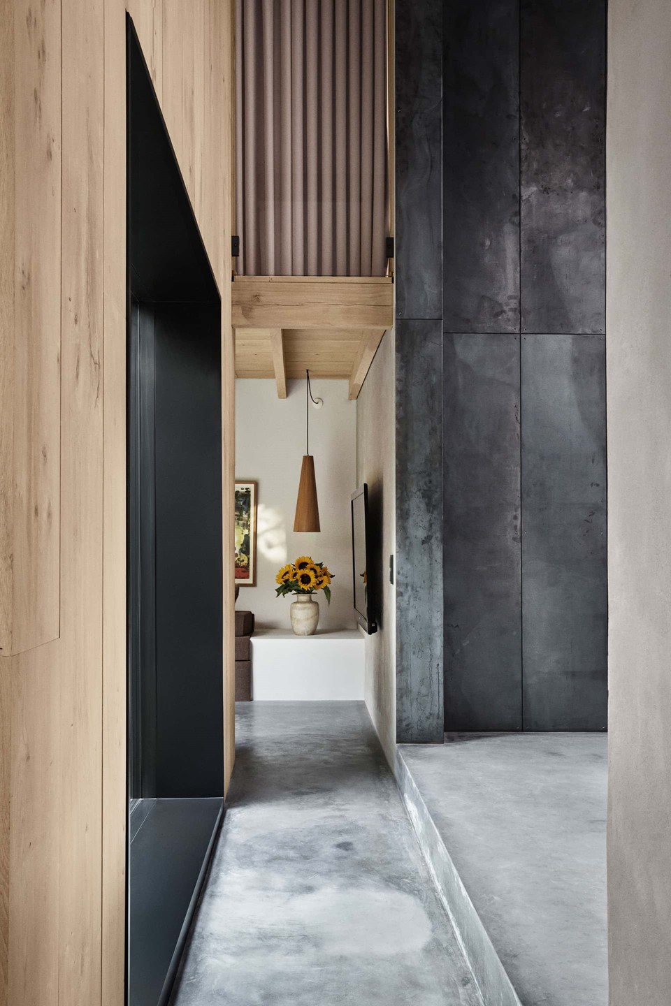 oak-hardwood-wall-cladding-heartoak_natural-oil_peters-house_concrete-hallway_dinesen.jpg