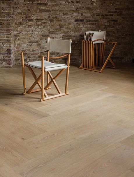 oak-herringbone-floor_light-oil_carl-hansen-showroom-london_dinesen_02.jpg