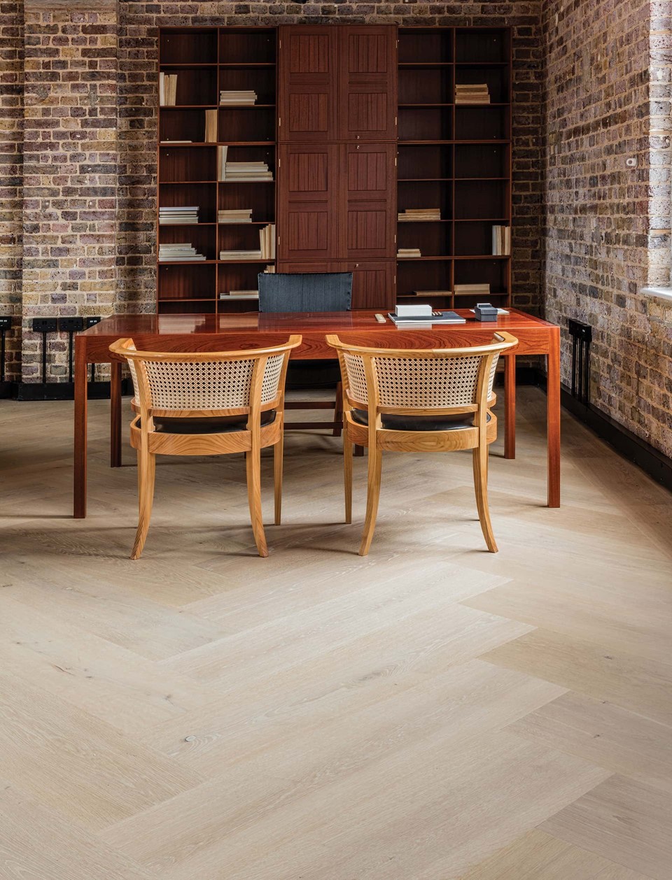 oak-herringbone-floor_light-oil_carl-hansen-showroom-london_dinesen_03.jpg
