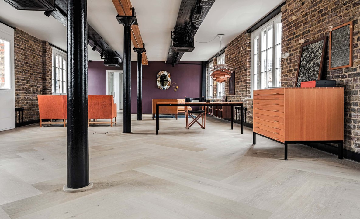 oak-herringbone-floor_light-oil_carl-hansen-showroom-london_dinesen.jpg