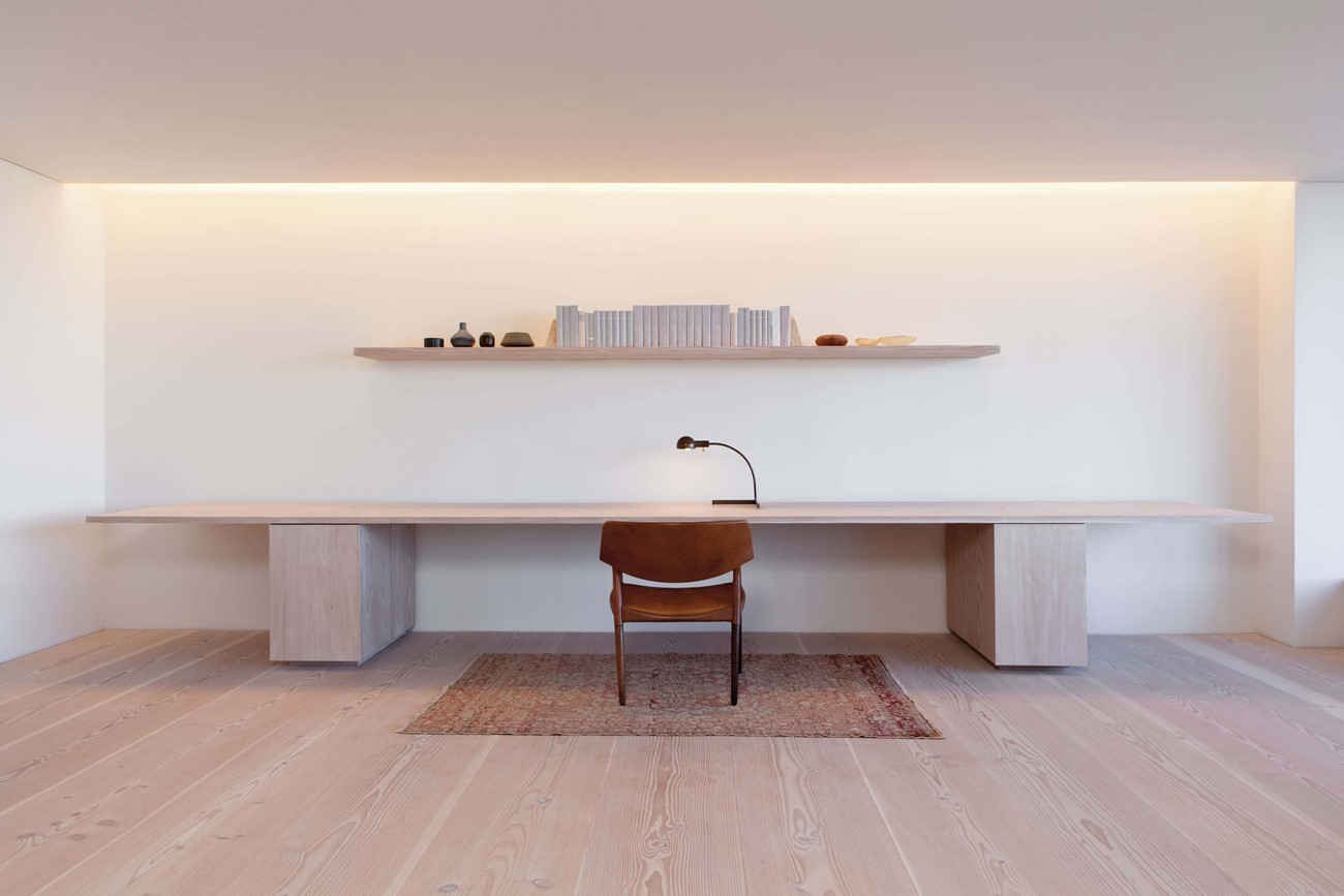 douglas-flooring_lye-and-white-soap_central-park-office_wooden-work-space_dinesen.jpg