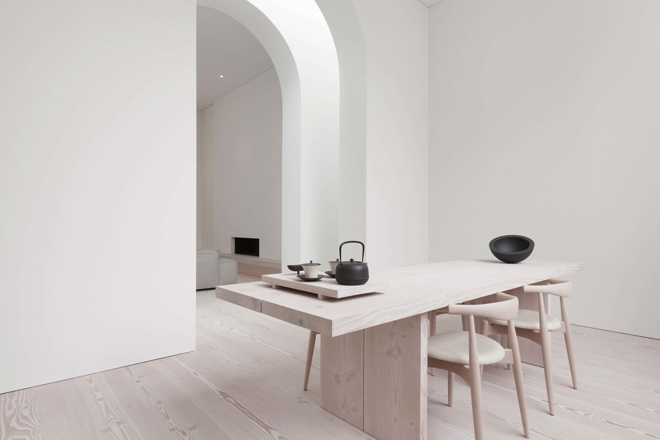 douglas-plank-floor_lya-and-natural-oil_coach-house-amsterdam_plank-table_dinesen.jpg