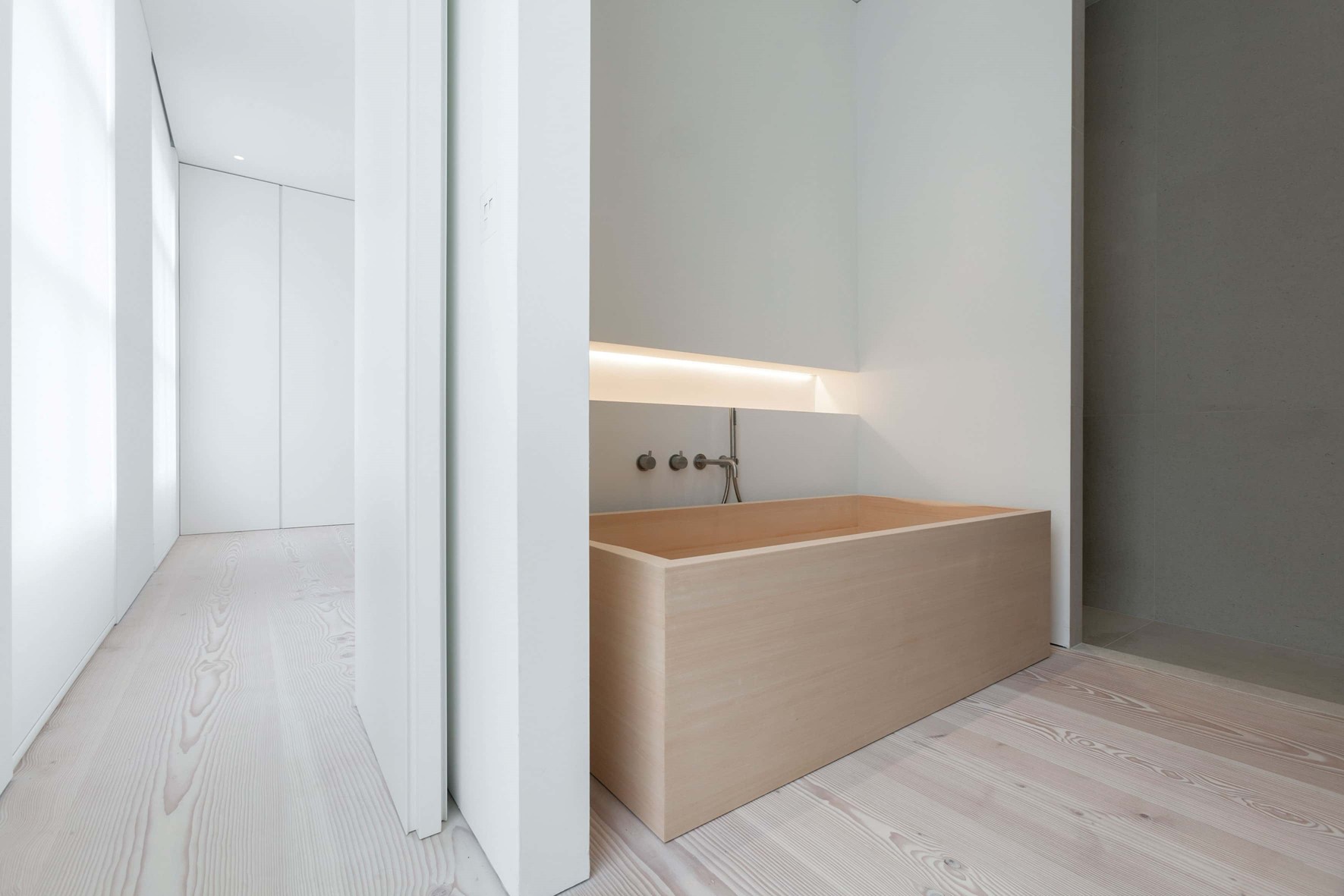 douglas-plank-floor_lye-and-natural-oil_coach-house-amsterdam_bathroom_dinesen.jpg