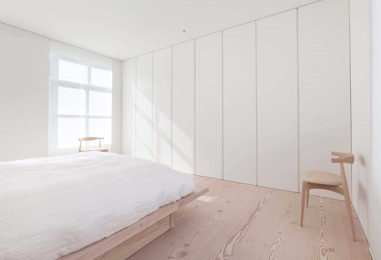 douglas-plank-floor_lye-and-natural-oil_coach-house-amsterdam_bedroom_dinesen.jpg