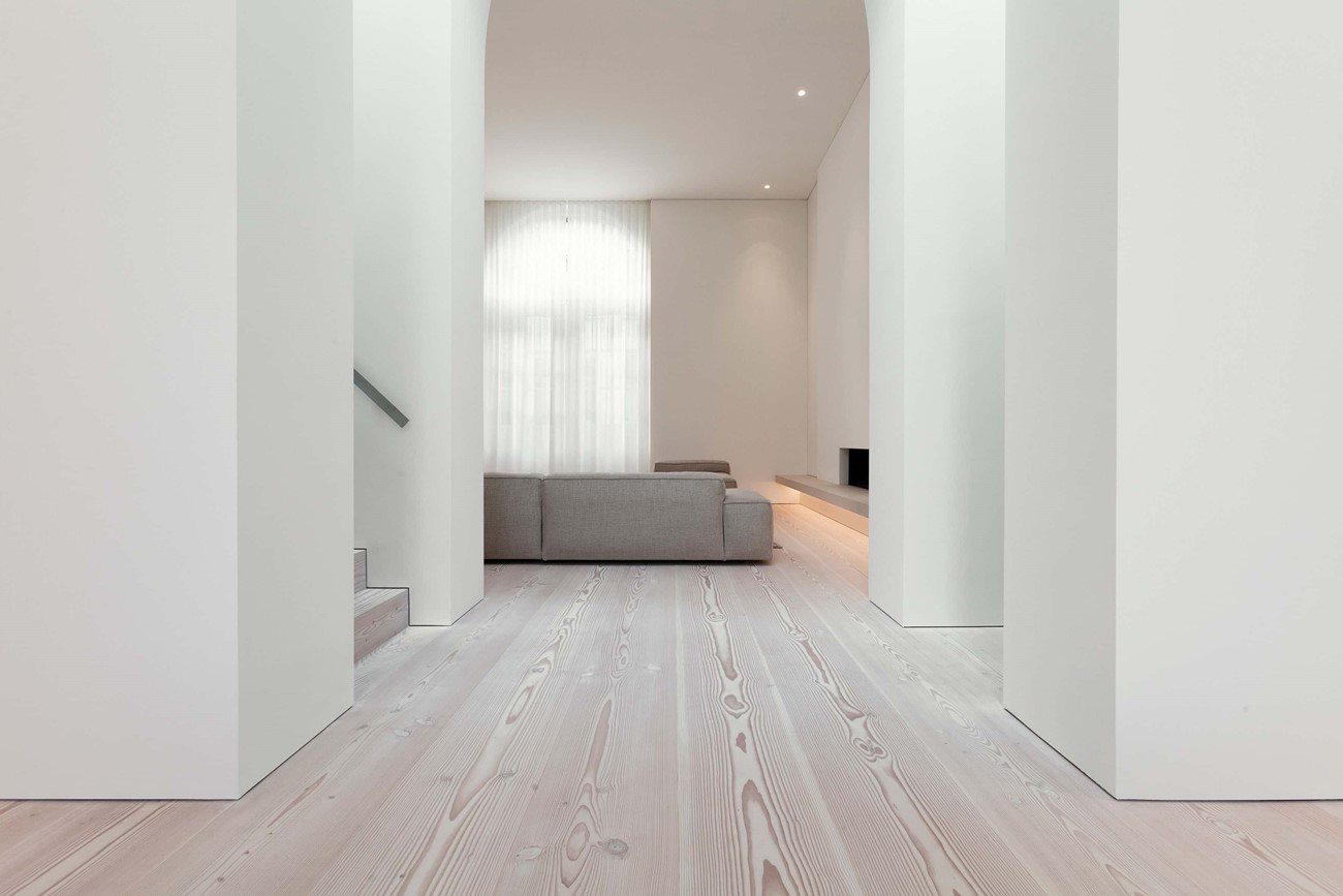 douglas-plank-floor_lye-and-natural-oil_coach-house-amsterdam_sofa_dinesen.jpg