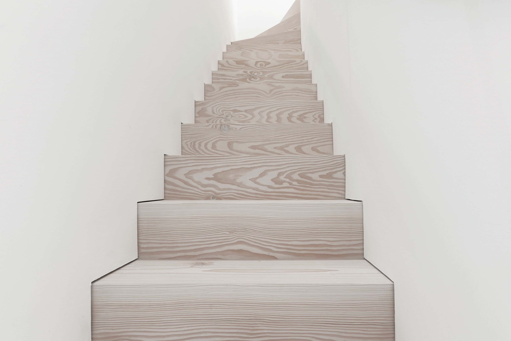 douglas-plank-floor_lye-and-natural-oil_coach-house-amsterdam_wooden-stairs_dinesen.jpg