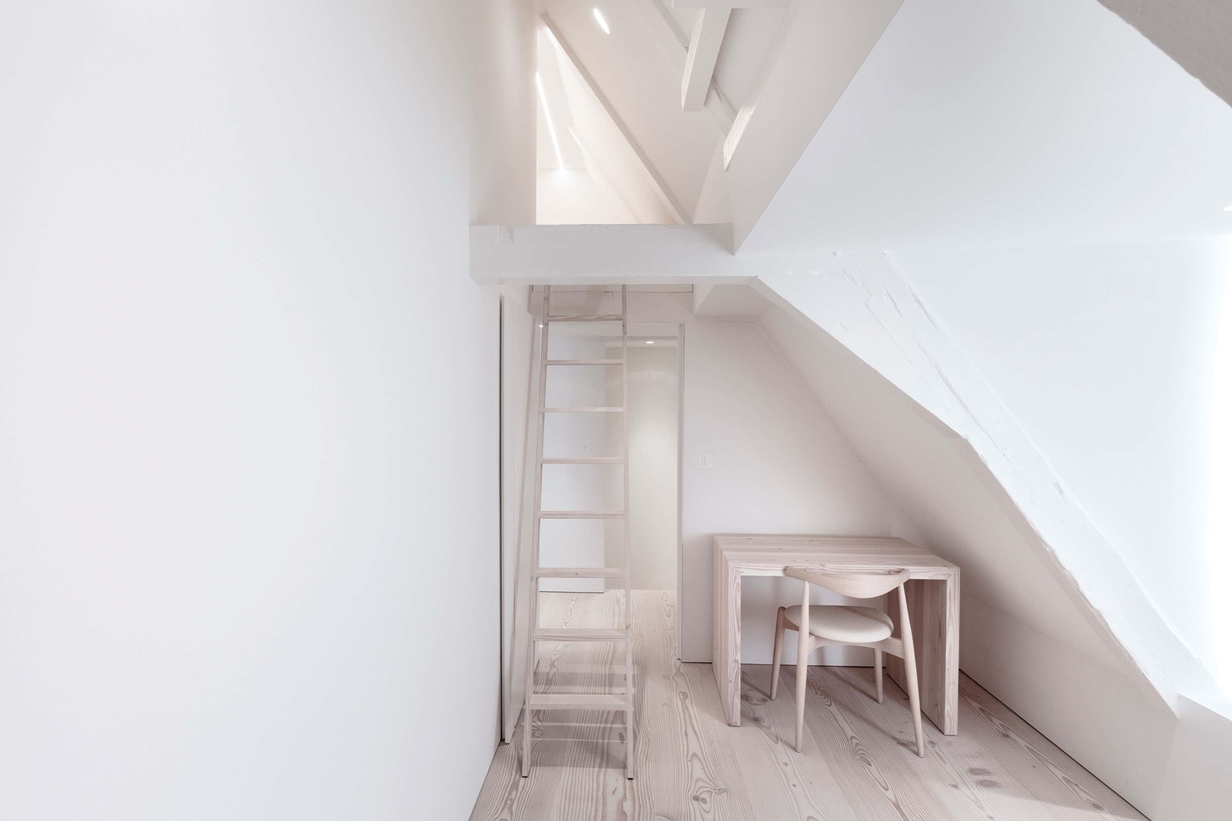 douglas-plank-floor_lye-and-natural-oil_coach-house-amsterdam_workspace_dinesen.jpg