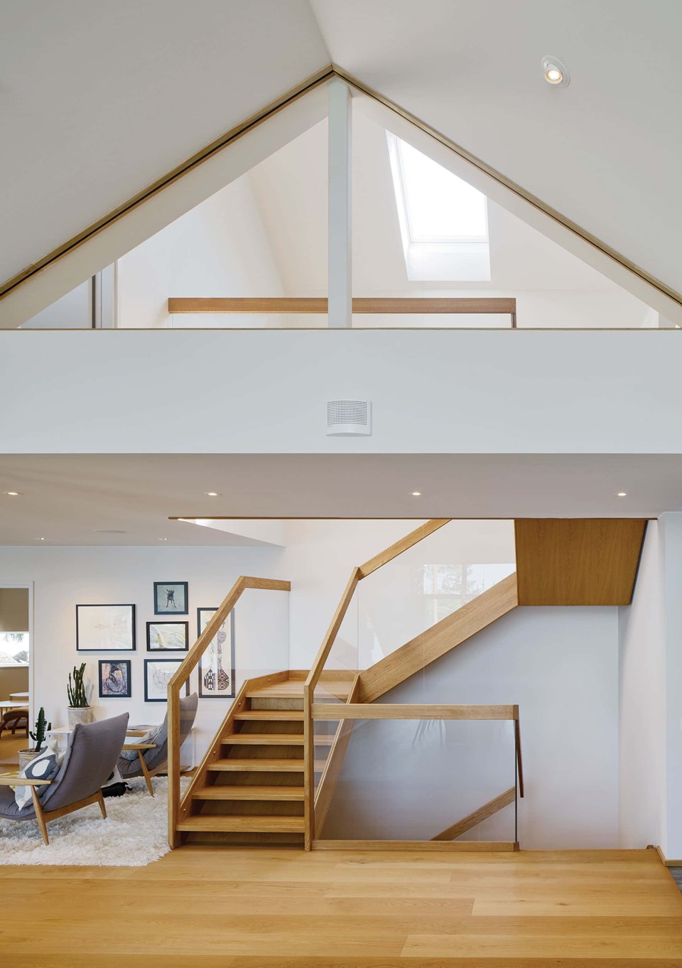 oak-flooring_natural-oil_villa-sunnano_oak-staircase_dinesen.jpg