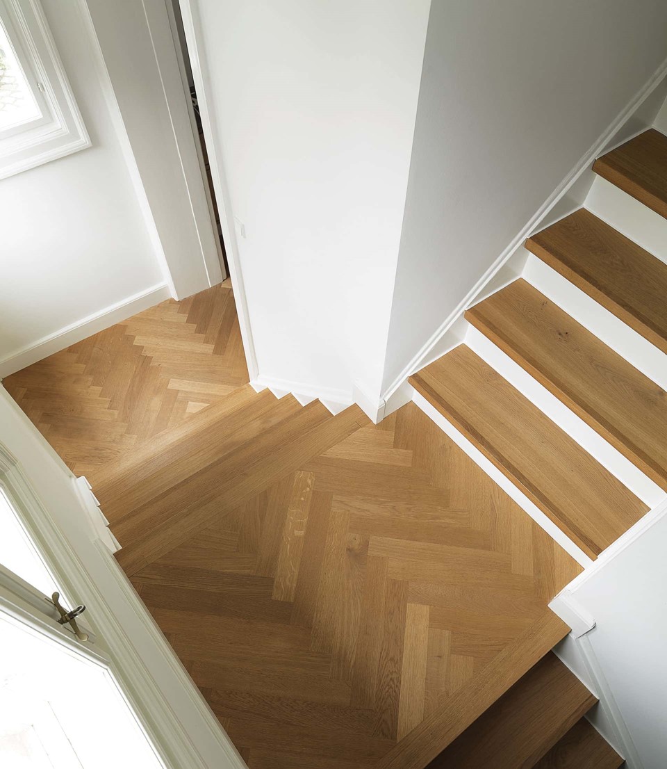 oak-herringbone-floor_natural-oil_villa-gentofte_staircase_dinesen.jpg