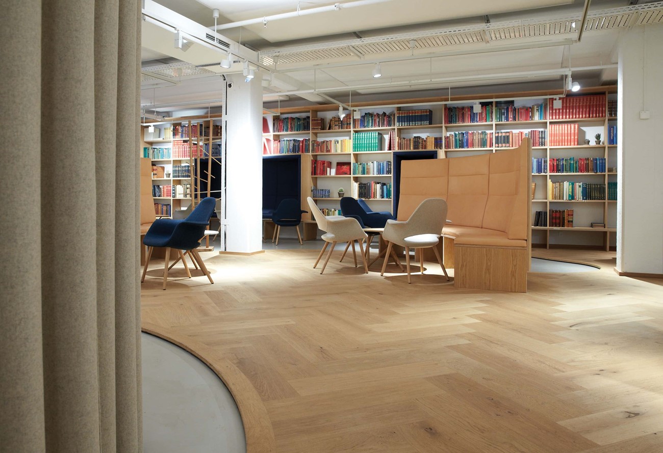 oak-herringbone-floor_natural-oil_the-royal-danish-library-aarhus_book-shelves_dinesen.jpg