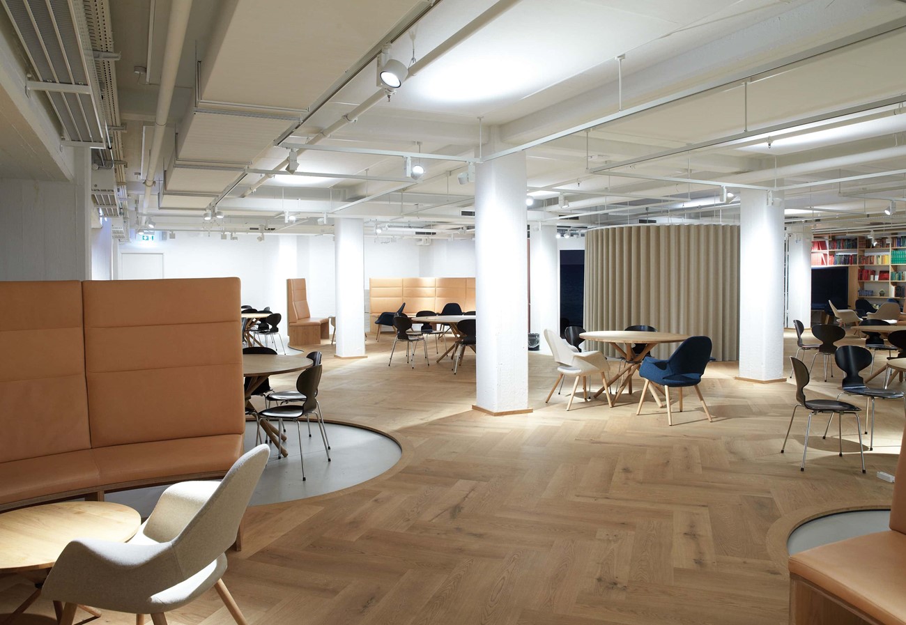 oak-herringbone-floor_natural-oil_the-royal-danish-library-aarhus_work-space_dinesen.jpg