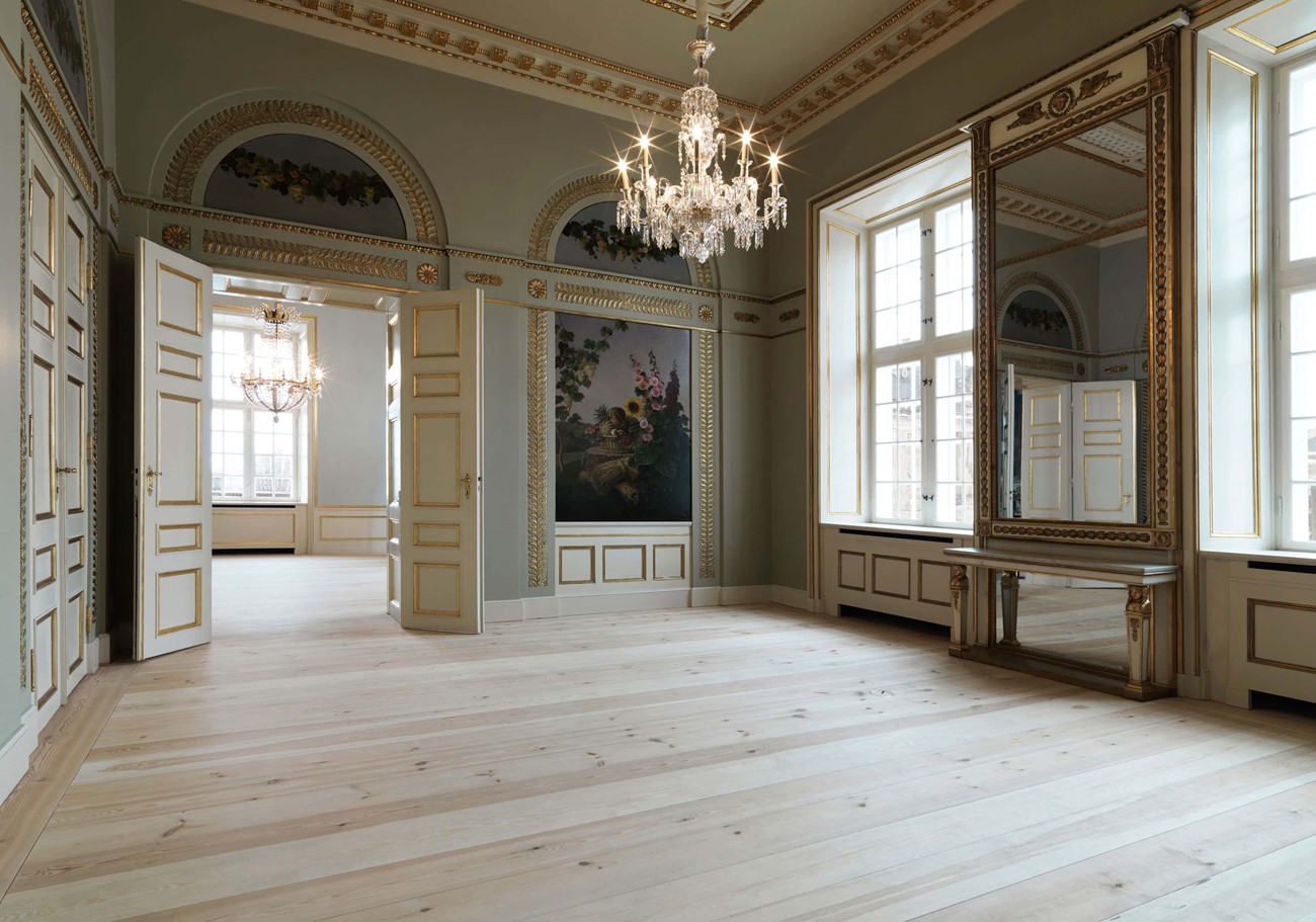 pine-floor-restoration_natural-soap_amailienborg-slot-copenhagen_dinesen.jpg