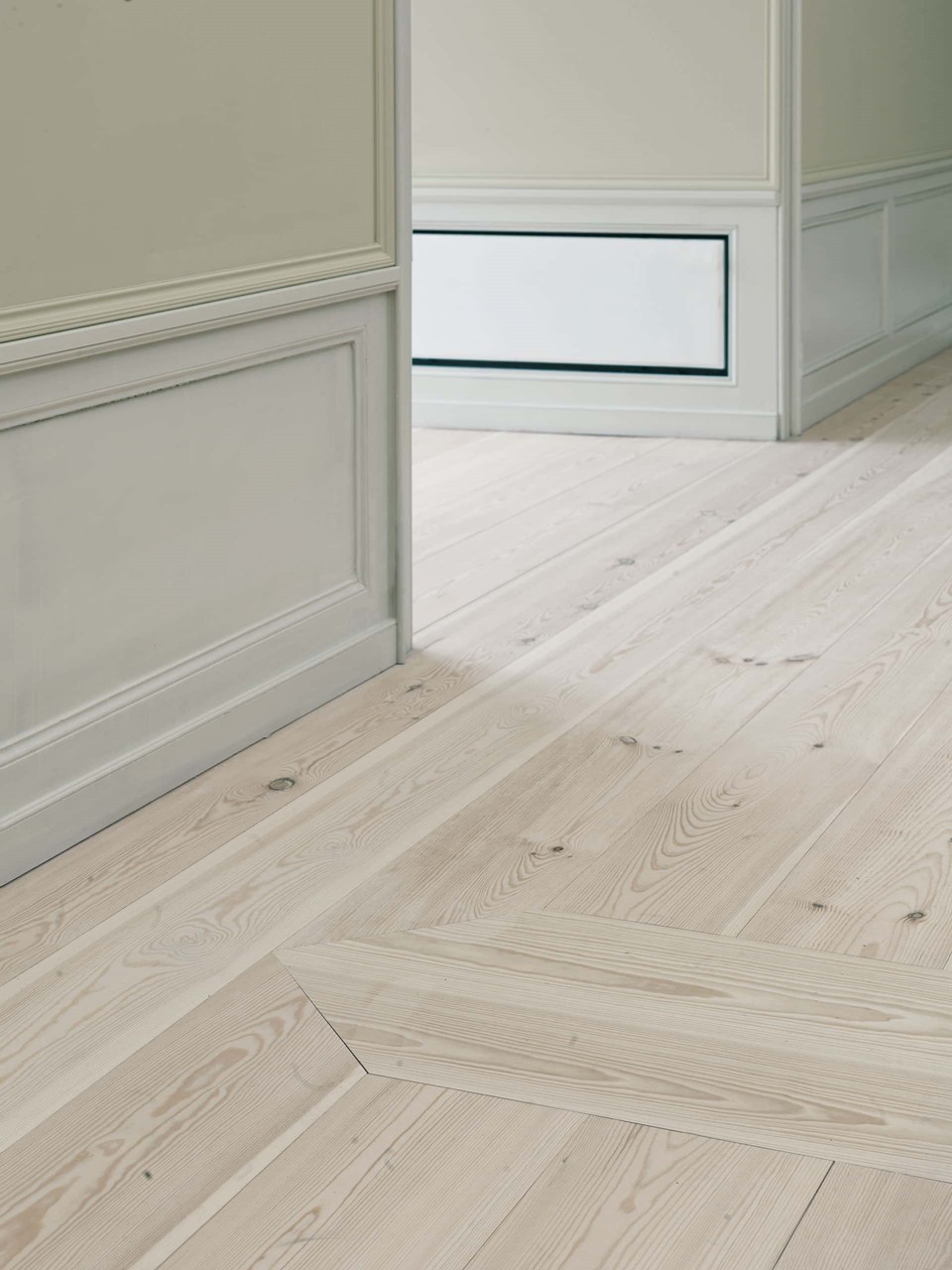 pine-plank-floor-restoration_natural-soap_amalienborg_dinesen.jpg
