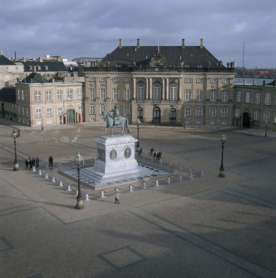 pine-plank-floor-restoration_natural-soap_amalienborg-slot-castle_dinesen.jpg