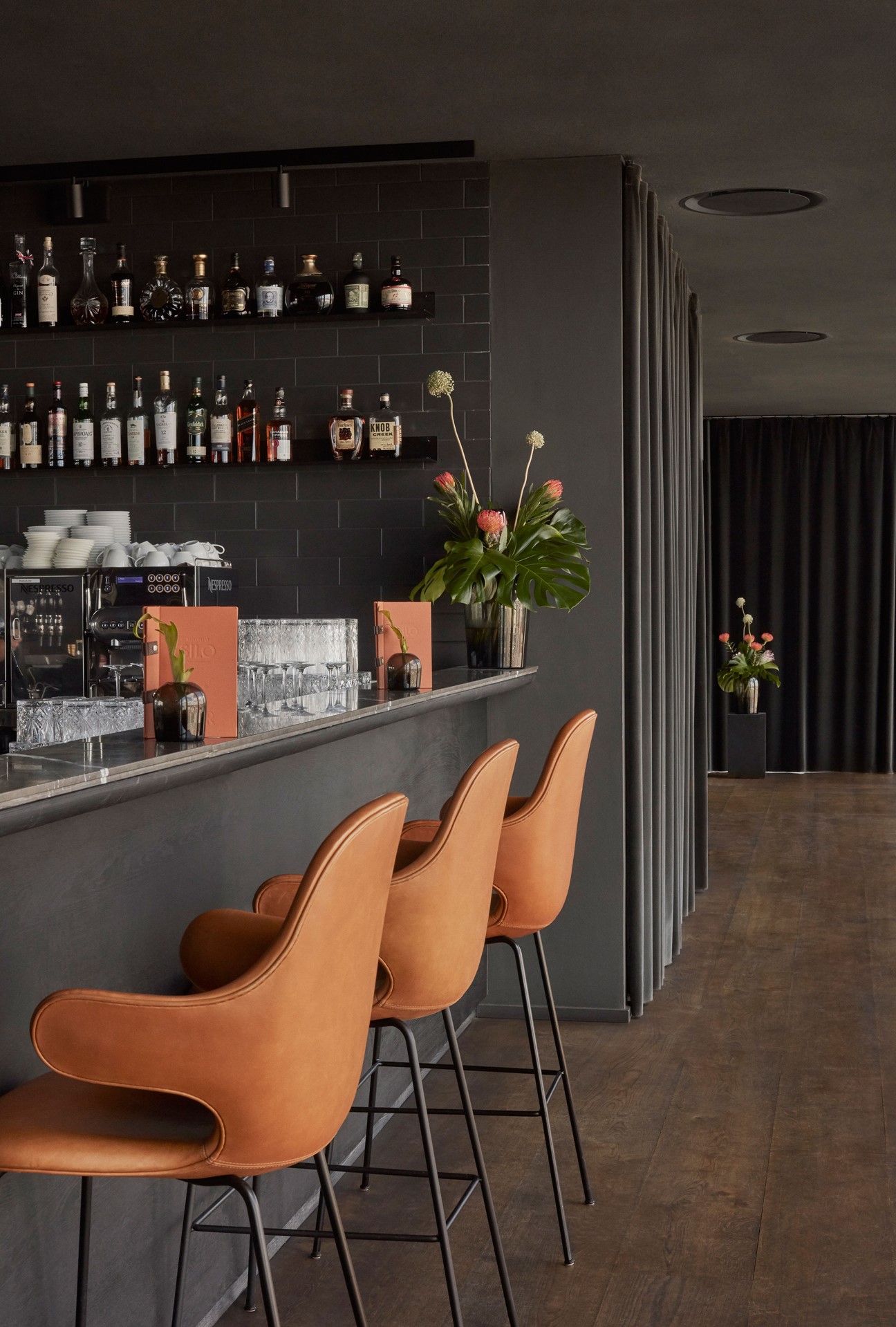 oak-plank-floor_anthracite-grey-oil_restaurant-silo_bar.jpg