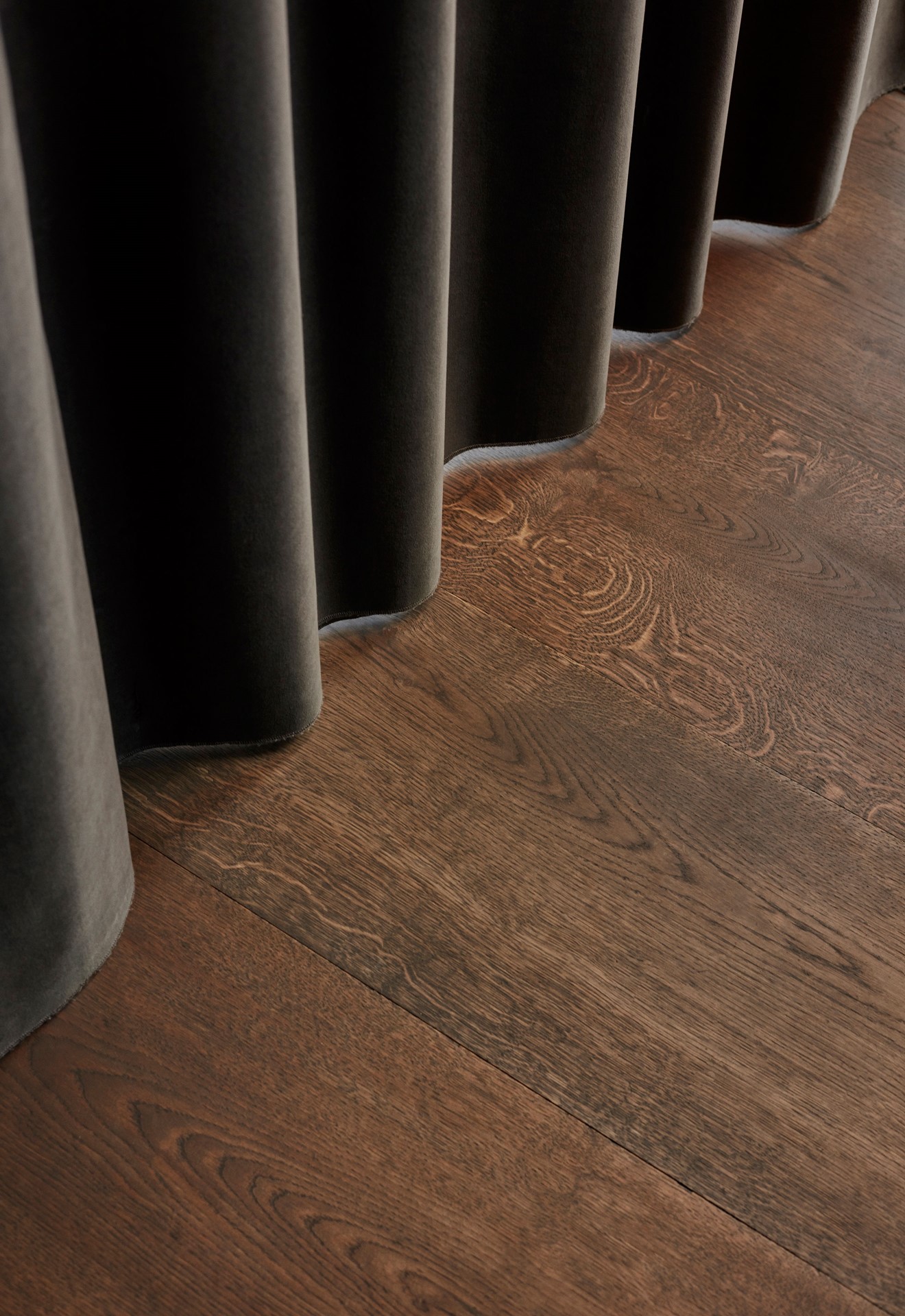 oak-plank-floor_anthracite-grey-oil_restaurant-silo_floor-detail.jpg
