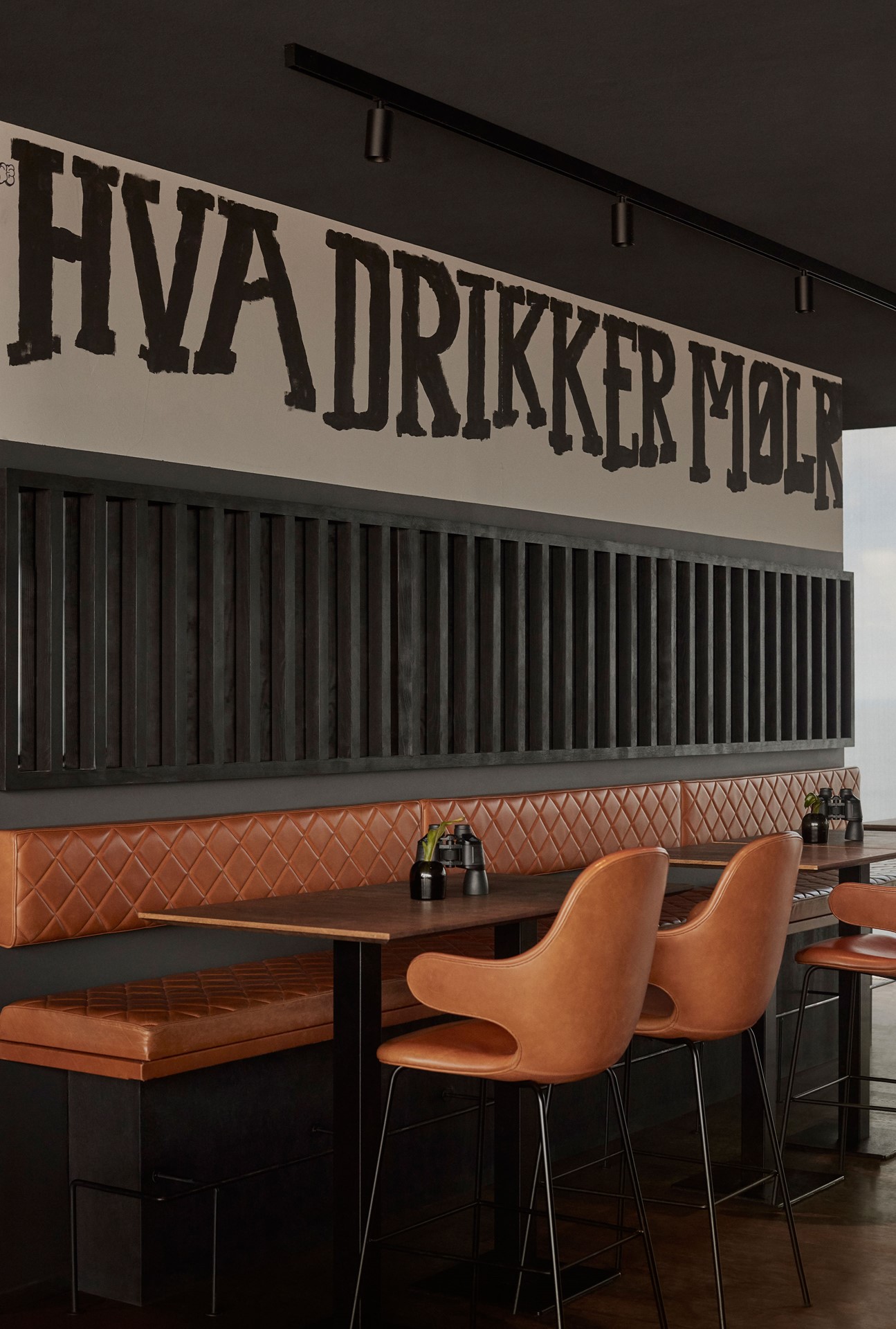 oak-plank-floor_anthracite-grey-oil_restaurant-silo_hva-drikker-molr.jpg