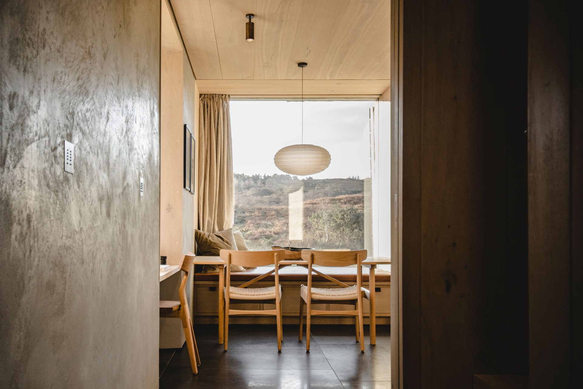 oak-heartoak-wall-cladding-ceiling_light-oil_kyle-house_GRAS_dinesen.jpg