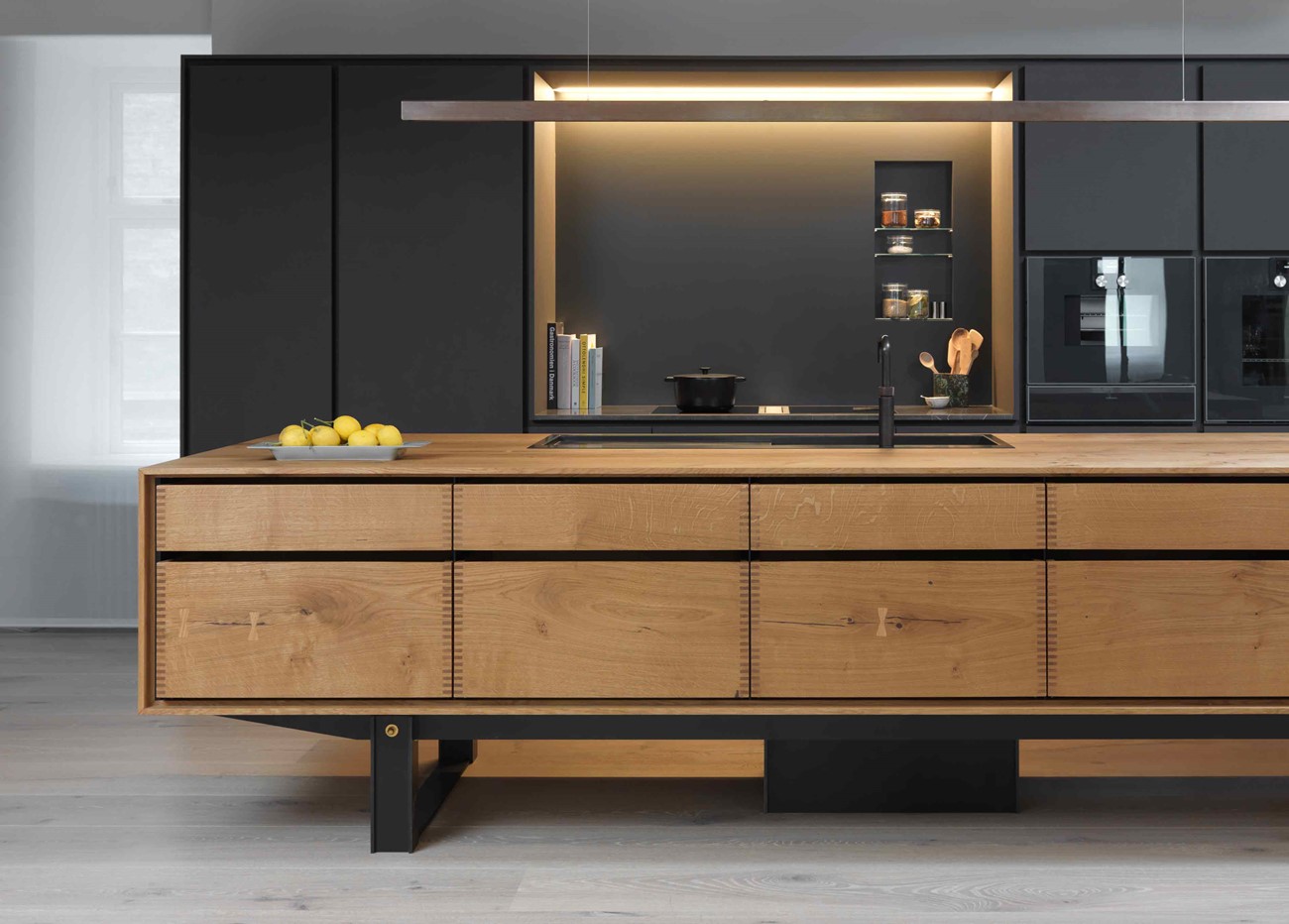 garde-hvalsoe-copenhagen-showroom_heartoak-kitchen_foto-anders-hviid_dinesen.jpg