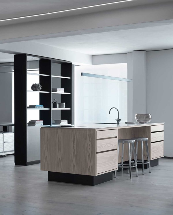garde-hvalsoe-copenhagen-showroom_wooden-kitchen_foto-anders-hviid_dinesen.jpg