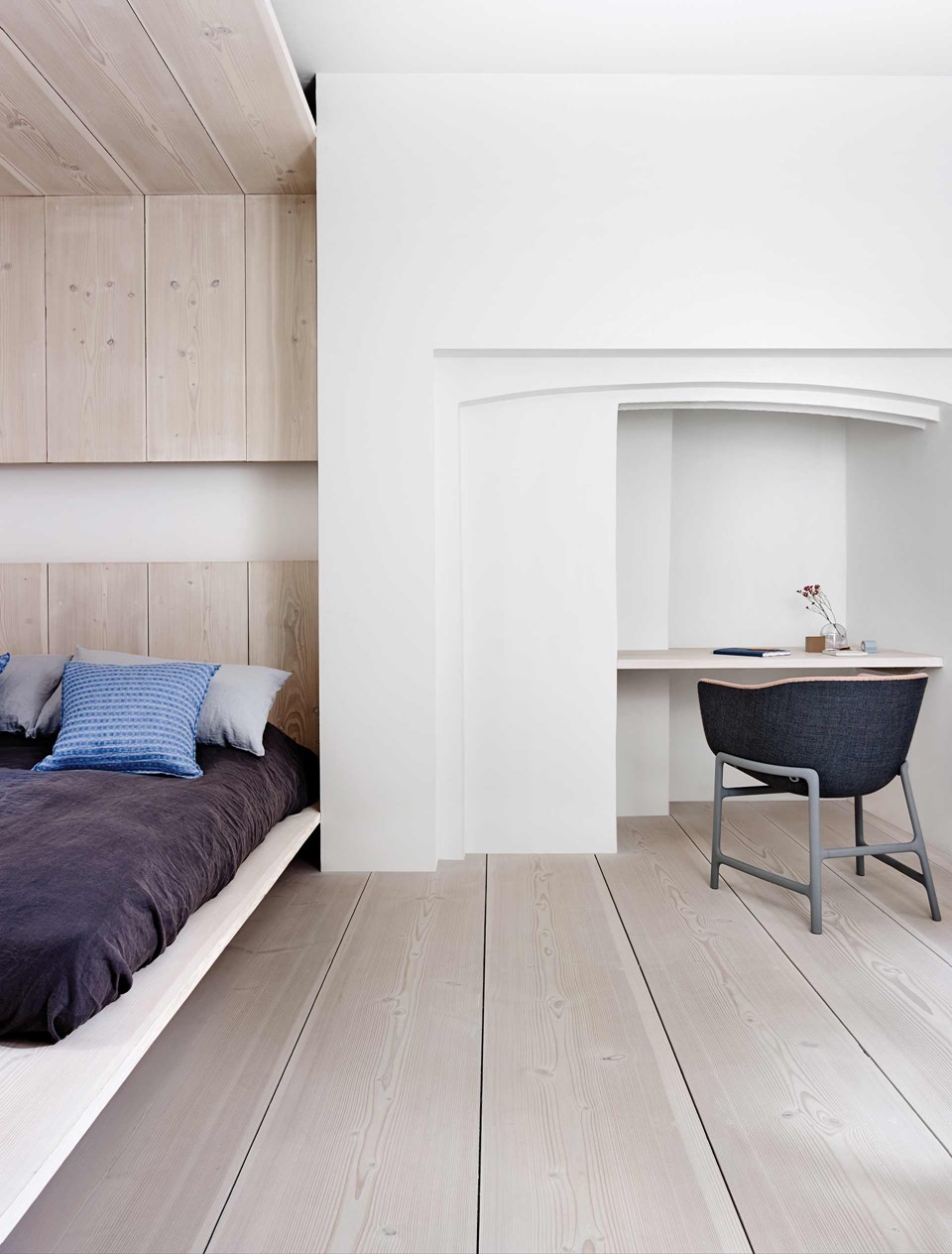 Douglas-floor-Dinesen-home-bedroom-plank-flooring-09.jpg (1)