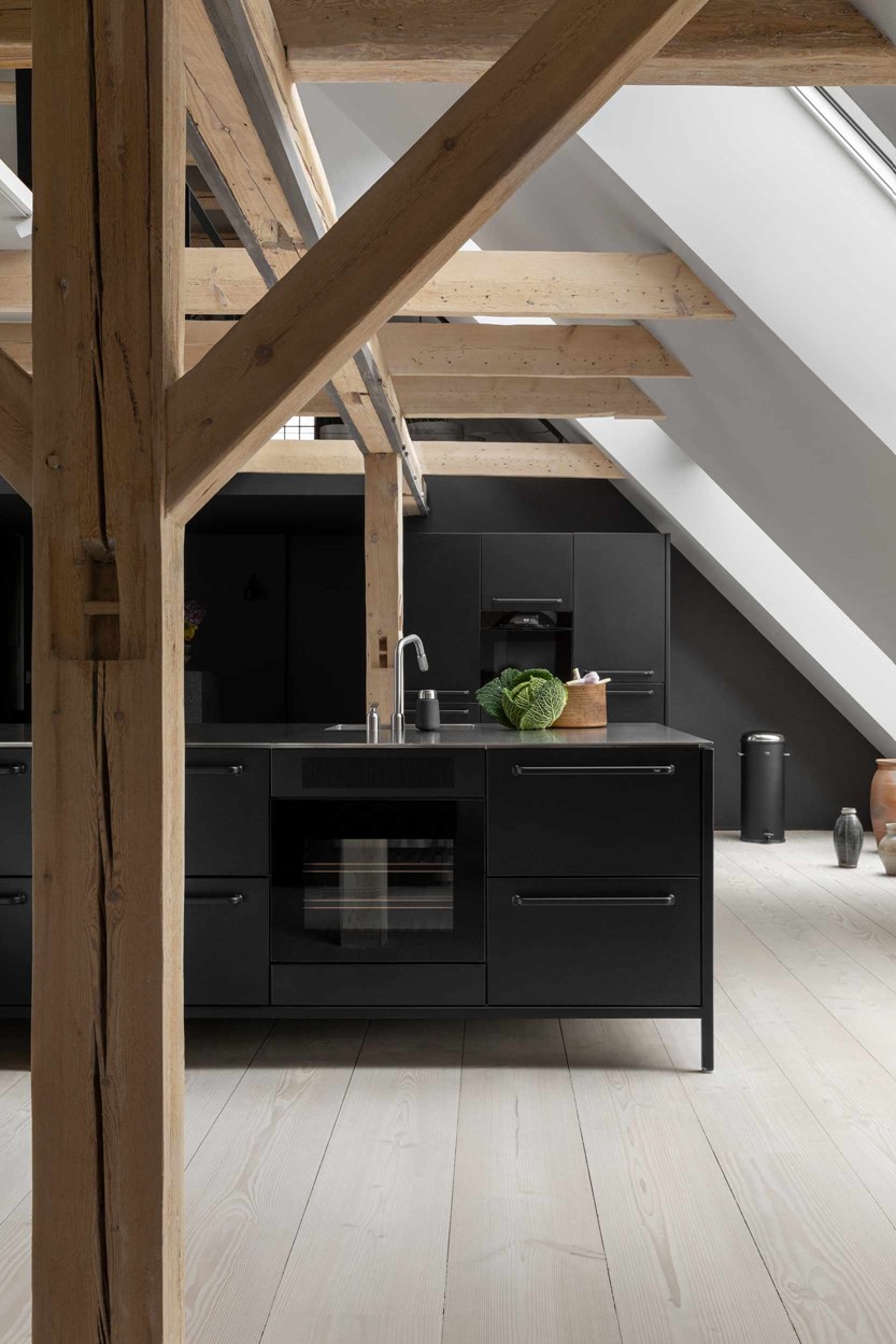 Douglas-floor-Vipp-Loft-Dinesen-solid-plank-flooring-kitchen-07.jpg